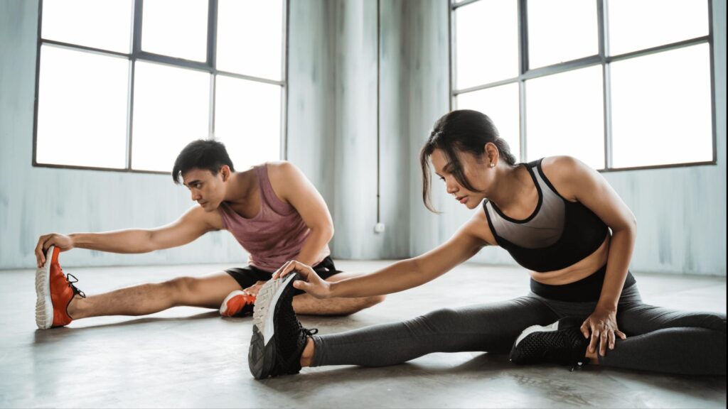 una ragazza e un ragazzo fanno stretching