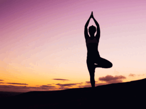 yoga origini benefici persona che fa yoga posizione dell'albero