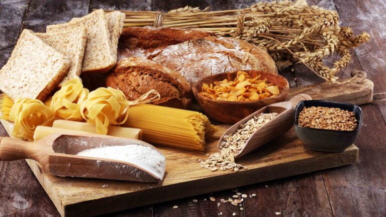 Varie fonti di carboidrati complessi — pane, pasta, cereali e farine — essenziali non solo per fornire energia ma anche per le funzioni strutturali e metaboliche dell’organismo.