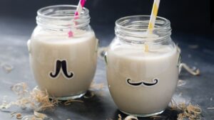 due bicchieri di yogurt bianco che è una fonte di galattosio