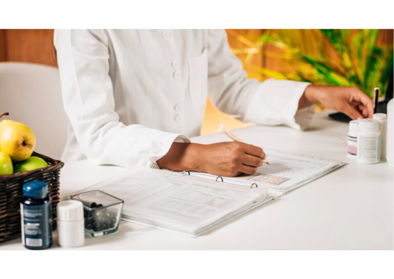 una dottoressa seduto alla scrivania che sta scrivendo una consulenza