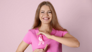 Ragazza con maglietta rosa a testimoniare la correlazione tra magnesio e prevenzione oncologica