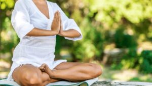 ragazza nella posizione del loto che sta facendo meditazione