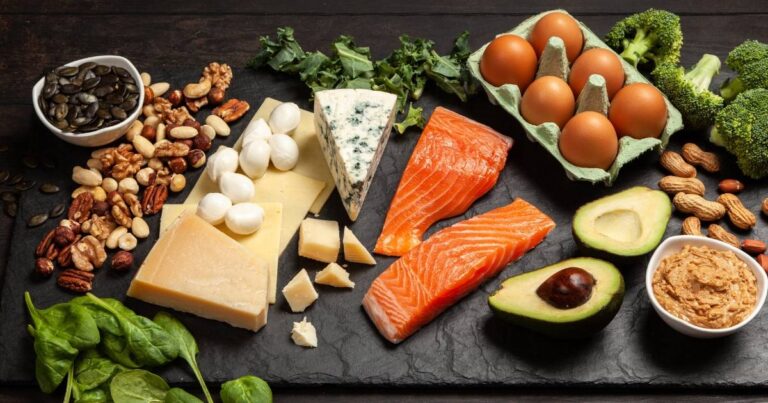 Varie fonti di acidi grassi negli alimenti: salmone, gorgonzola, avocado, mozzarelle, uova, frutta secca