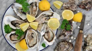 Piatto che contiene ostriche aperte (fonte di glicogeno) e spicchi di limone