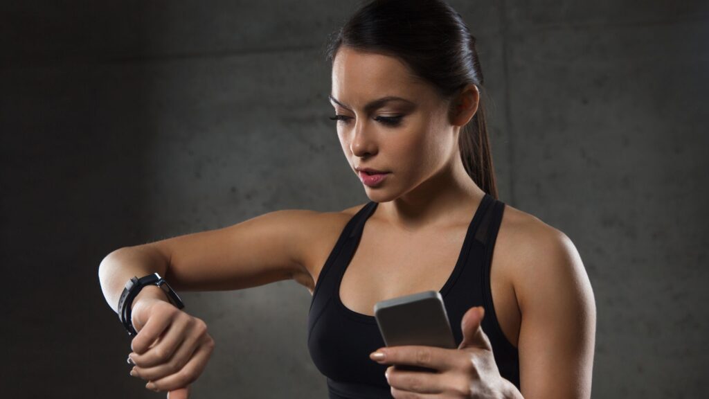 Ragazza che controlla gli indici HRV (heart rate variability) nel proprio smartwatch