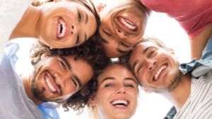 un gruppo di ragazzi sorridono felici