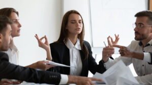 Giovane donna in meditazione, pratica che può influenzare il tono vagale e il benessere generale