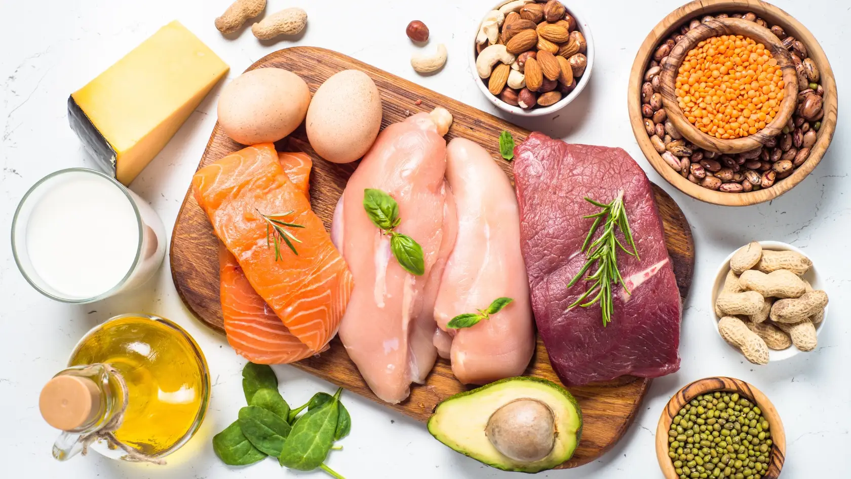 foto con al centro proteine animali vs vegetlai intorno