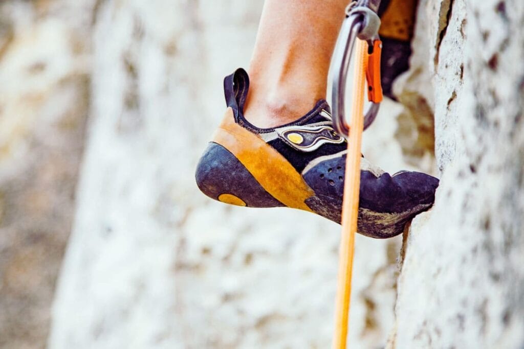 Primo Piano su scarpa di scalatore su roccia