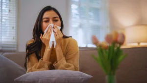 Donna che si soffia il naso per congestione e rinite
