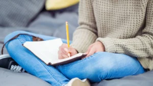 ragazza che fa journaling
