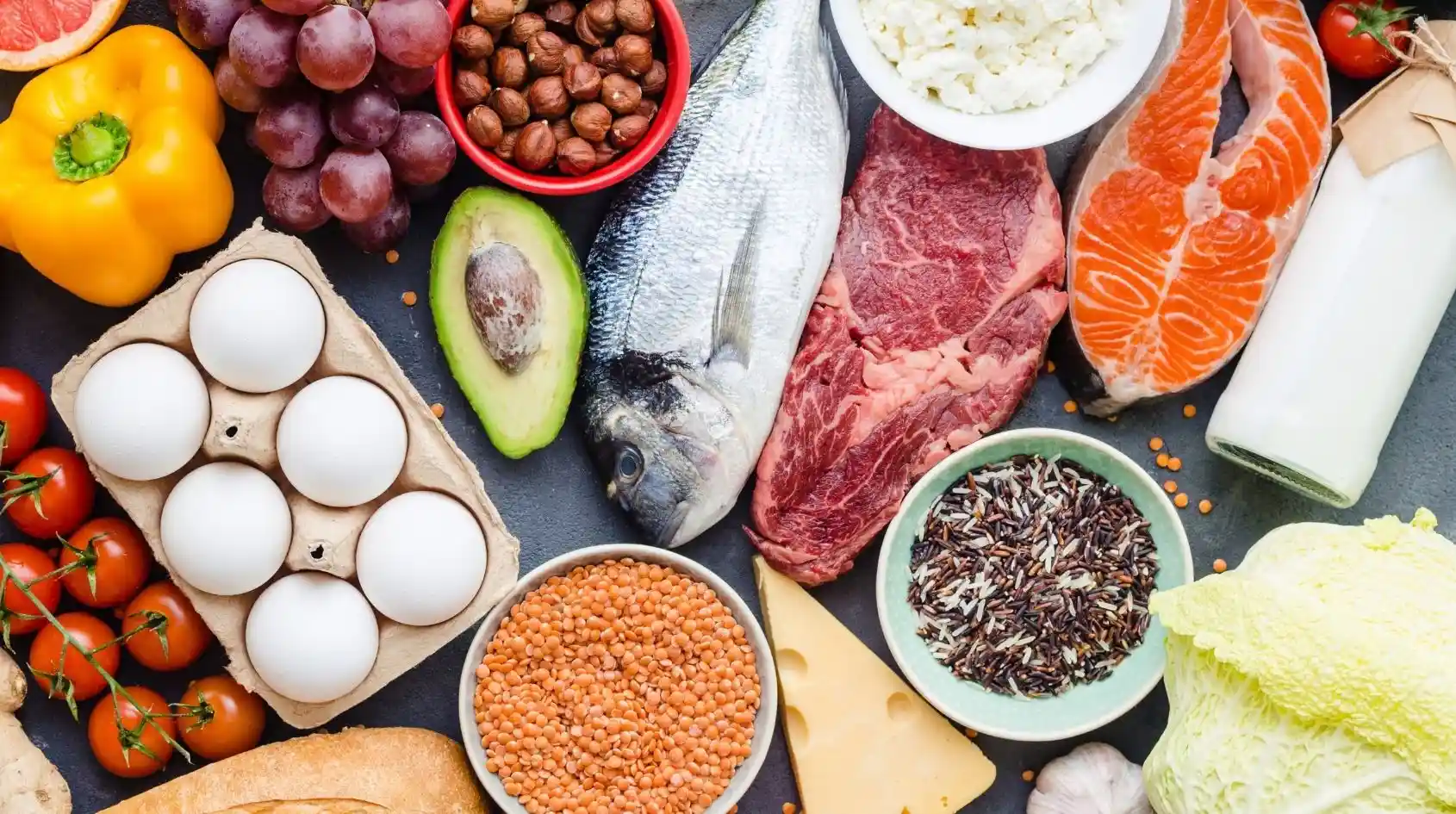 Alimenti ricchi di proteine, vitamina C, minerali e grassi buoni utili per sostenere la produzione naturale di collagene