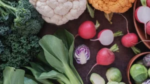 Verdure crucifere come broccoli, cavolfiore, ravanelli e cavolo, fonti naturali di glucosinolati e sulforafano, composti dello zolfo con azione antiossidante e antinfiammatoria.