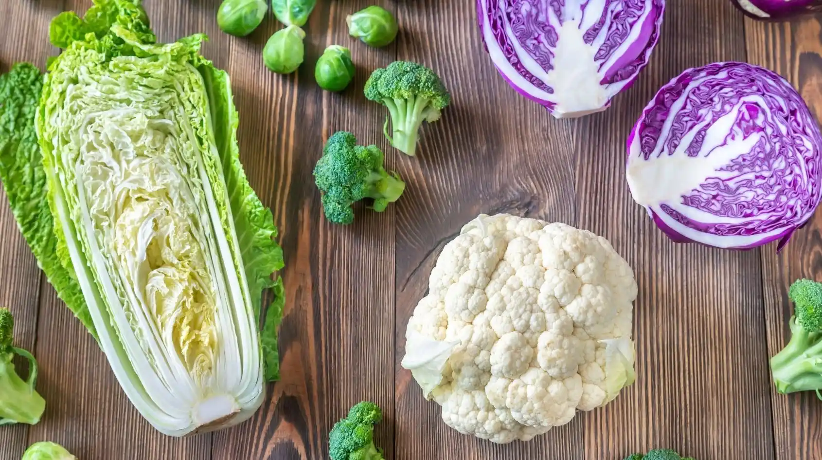 Verdure crucifere come cavolo, cavolfiore, broccoli e cavolo rosso, fonti naturali di glucosinolati e sulforafano, composti solforati con azione antiossidante e antinfiammatoria.