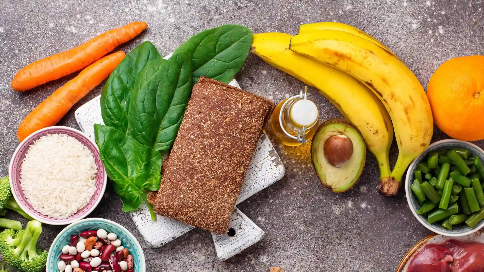 Esempi di alimenti ad alto contenuto di potassio: banana, avocado, patate e verdure a foglia verde