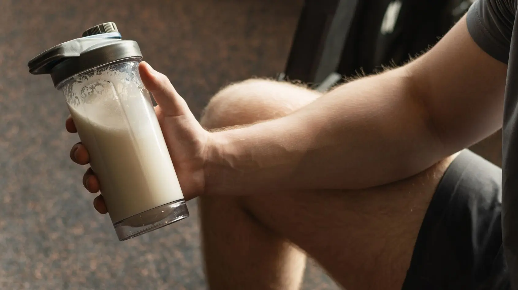 Aminoacidi ramificati vs proteine: integrazione post-allenamento per la sintesi muscolare ottimale.