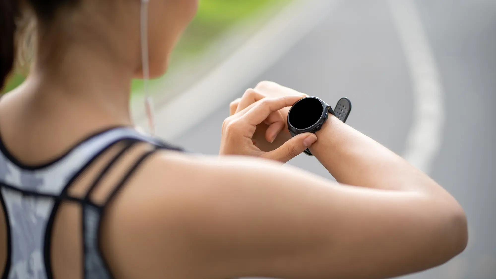 Donna che controlla uno smartwatch durante l’attività fisica