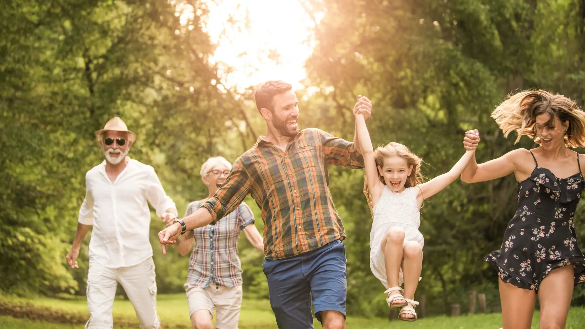 Persone di diverse età all'aperto alla luce del sole