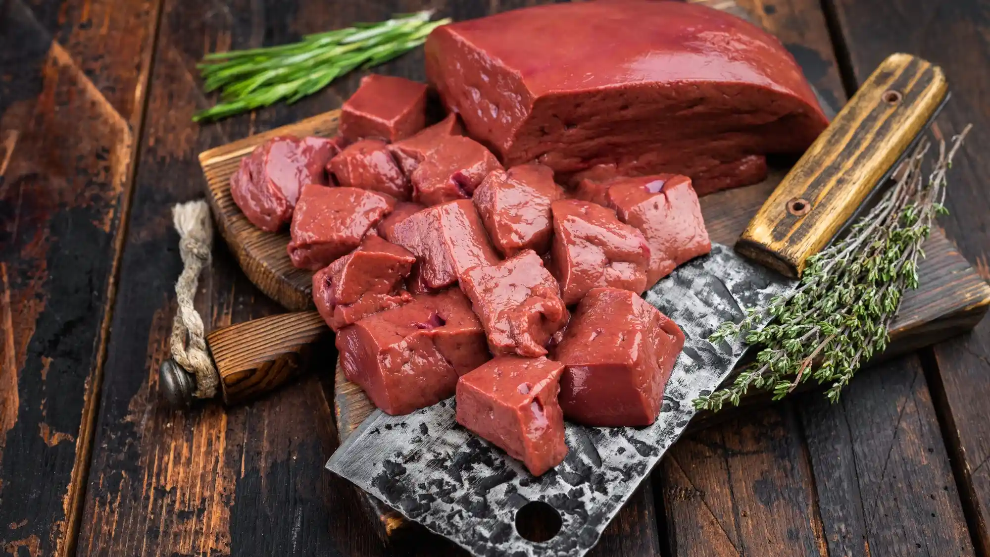 Fegato bovino crudo tagliato a pezzi su tagliere