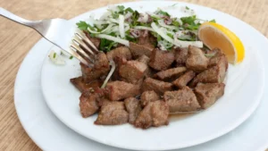 Fegato cotto servito con cipolla ed erbe aromatiche