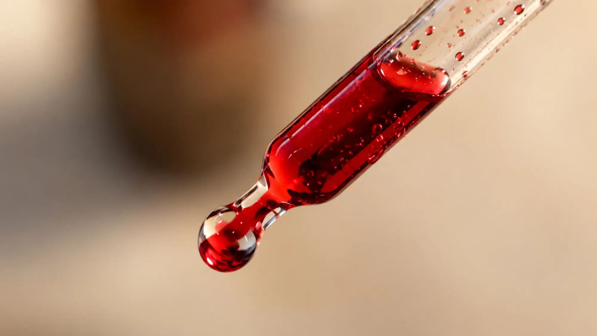 Contagocce con liquido rosso in primo piano