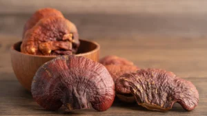 Funghi Reishi (Ganoderma lucidum) essiccati su superficie in legno